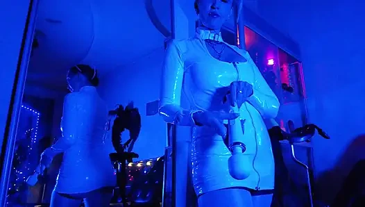 Eva lateks domina femdom lagi asik muasin memeknya pakai mainan seks bdsm