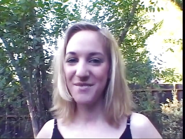 Joven rubia le da un poco de a su maestra universitaria al aire libre