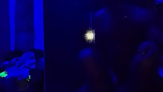 Malam kencan di balik pemandangan biru