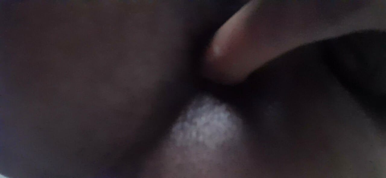 Poner aceite en el ano y ponlo en el dedo
