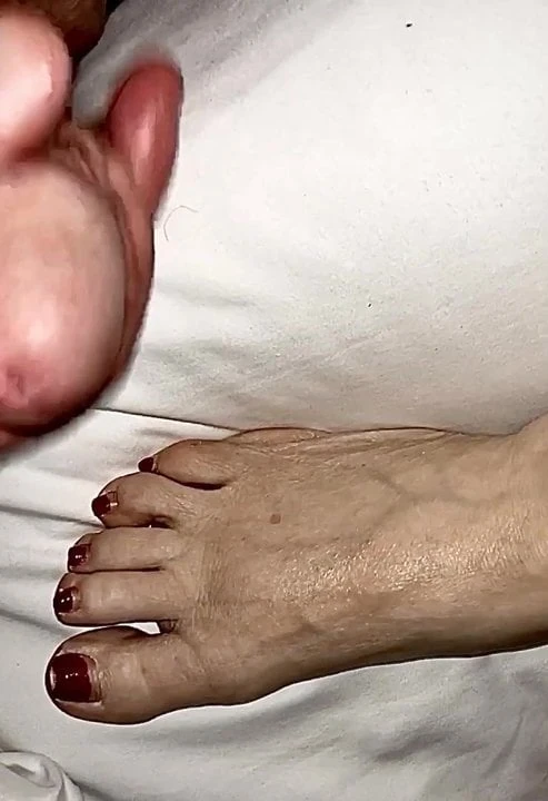 LOVING WIFE WATCHES AND LETS ME JERK ON HER SEXY FEET