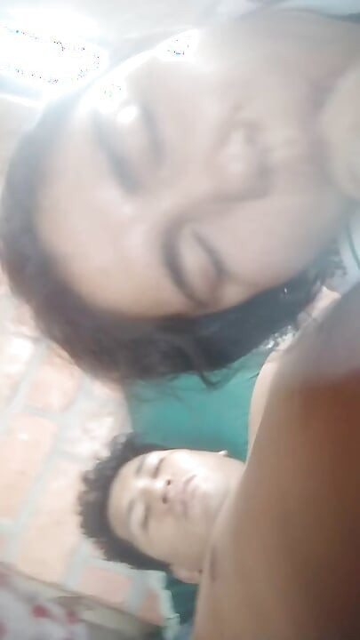 Üvey erkek kardeşimin yarağını emiyor
