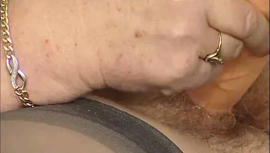 Reife Rothaarige rammt massiven Dildo in ihre haarige Muschi