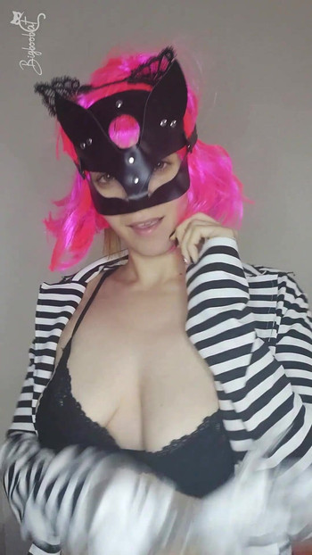 Vidi kako se dodirujem sa svojom maskom i velikim sisama