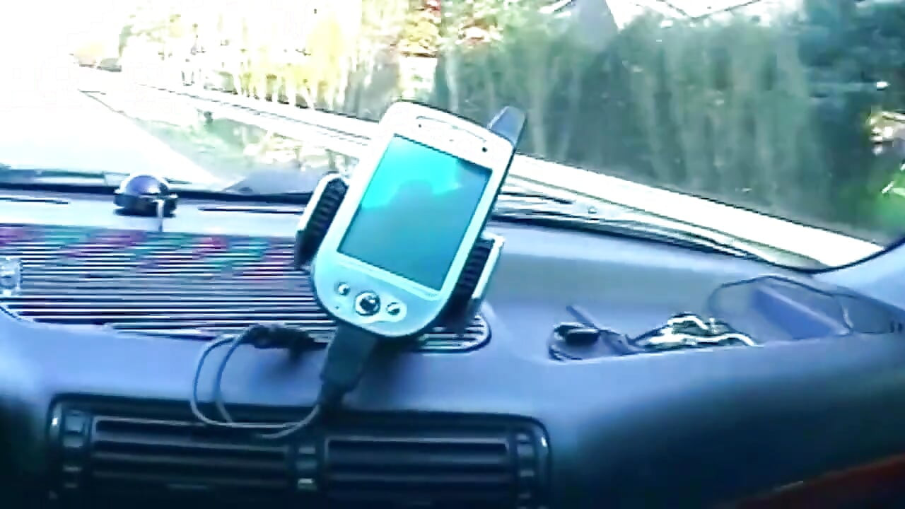 Blondin suger kuk och visar våt fitta i bilen