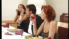 Un mec chanceux aime la compagnie de deux nanas charmantes pendant un dîner très chaud