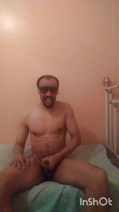 Un regard intense, un tease délibéré, et un désir grandissant de céder à la tentation