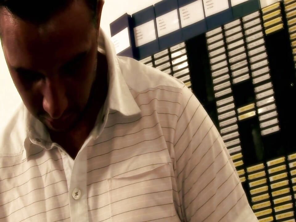 Scène de capture de blondes - 3 blondes à forte poitrine en lingerie Roma Ryder et Chypre baisent dans une orgie au bureau