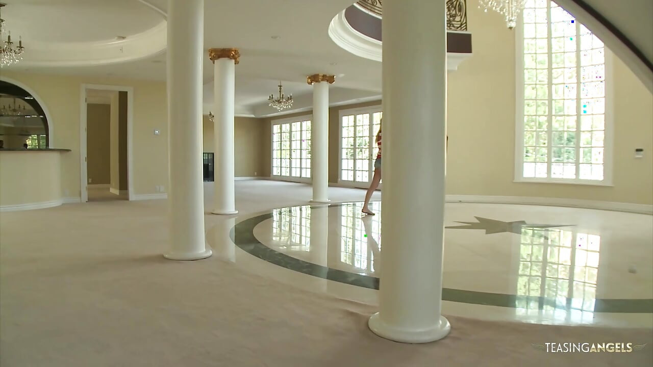 Casal com tesão quer testar o quarto antes de comprar a casa