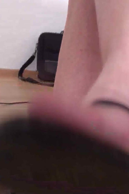 Jessica jebe stopala ispod stola