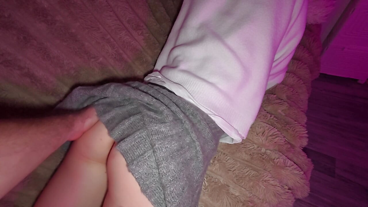ホットな妻がソファでセックスされる