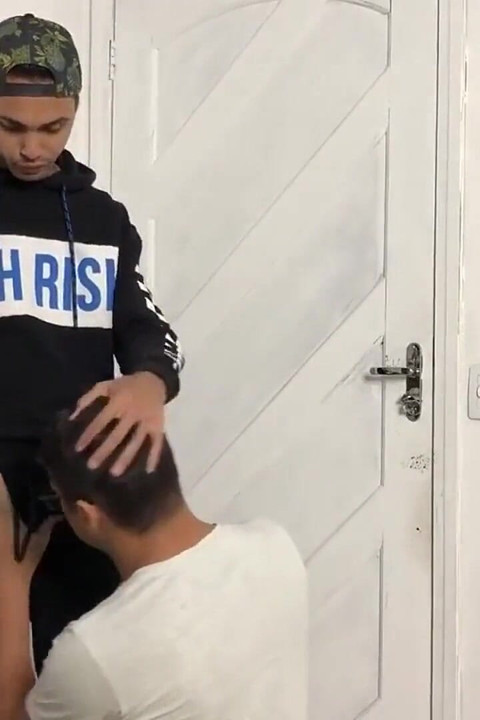 ให้นมแฟนหนุ่มเมื่อเขากลับบ้านจากที่ทํางาน