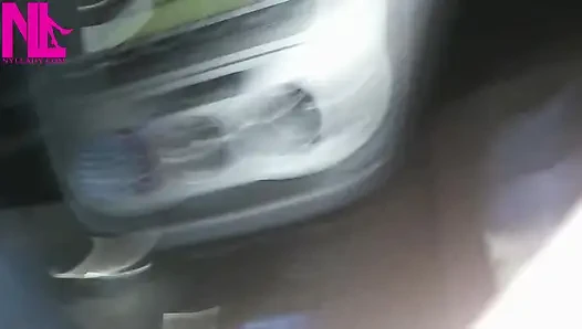 Baumeln in blauer strumpfhose und blauen wohnungen auf einer tankstelle