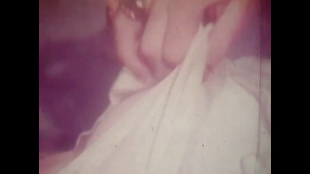 Deslumbrante vintage solo sexo para uma gata gostosa com peitos enormes dedilhando sua buceta peluda