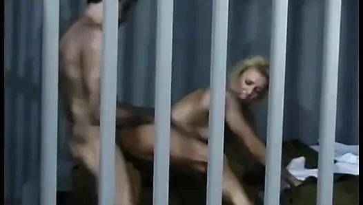 Hala seksi sarışın nine sikildikten sonra hapishanede boşalma yaşıyor