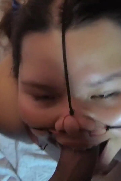 我操她美丽的脸蛋，射在她的鼻孔里，精液从她嘴里流出来