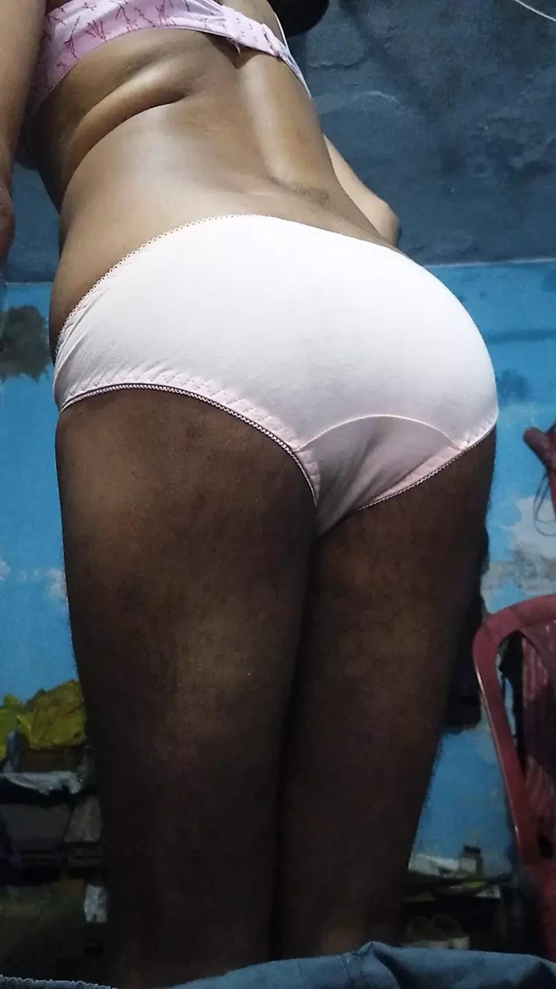 饥渴少女femboy穿着他继妹的香港胸罩和内裤，一边撸管一边撸管直到高潮