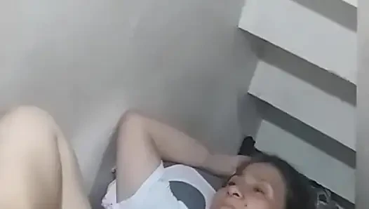 Cewek itu minta tolong sama aku supaya jilat memeknya lagi