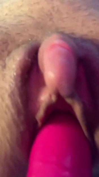 Gledaj kako jašem pičku svog trans muškarca na vibratoru | Isječak 1