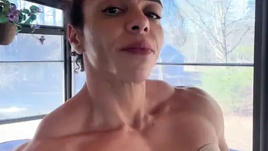 Curlyfitqueen hakimiyeti durdurulamaz tutkuya ateş ediyor