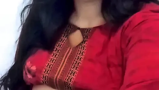 Nettes heißes teen-mädchen fickt per finger beim videoanruf für sein geiles mädchen mms