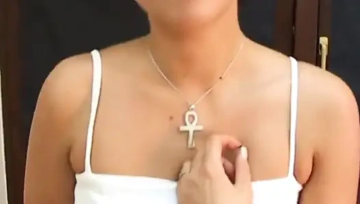 Kontol besar pria ini disepong sama pelacur imut rambut pendek