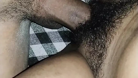 Videoda karı koca arasında paylaşılan sevgi dolu ve sevecen bağ güzelce resmediliyor. Derin güvenlerini vurguluyor, karşılıklı