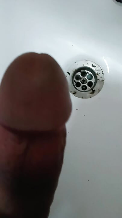 Indijski dečko u kupaonici