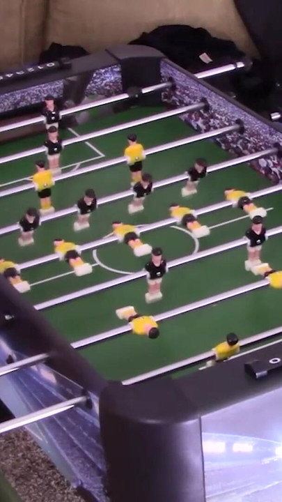 เพื่อนสนิทสองคนนําทางเกมมาดิกเปลื้องผ้า Foosball นี้ คลิป 2