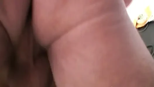Büyük beyaz yarak olgun üst sınıf bir kadını götten sikiyor