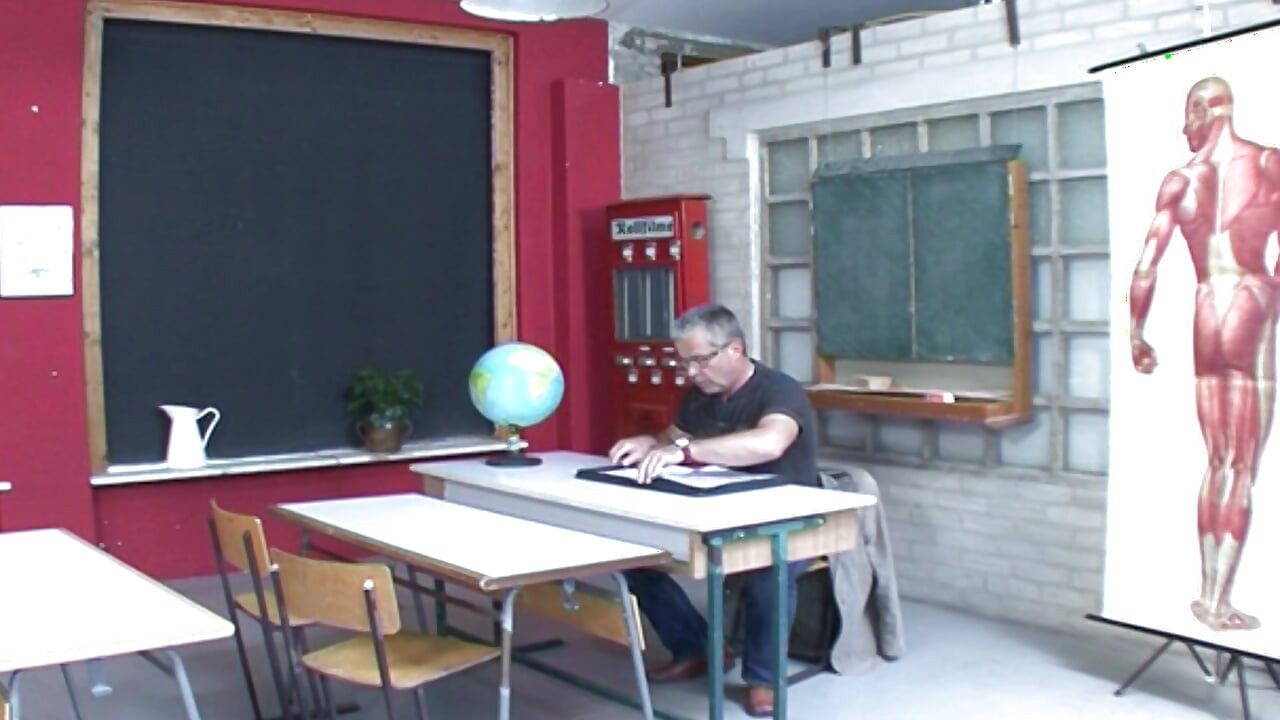 วัยรุ่นเยอรมันผมบลอนด์ที่น่าดึงดูดใจโดนเย็ดหมู่สามคนในห้องเรียน