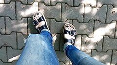 Meus pés em sandálias de plataforma sexy