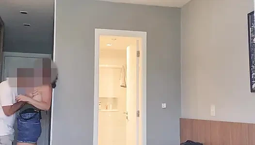 Пока муж жарит шашлык, я сосу и ебусь с его другом в комнате