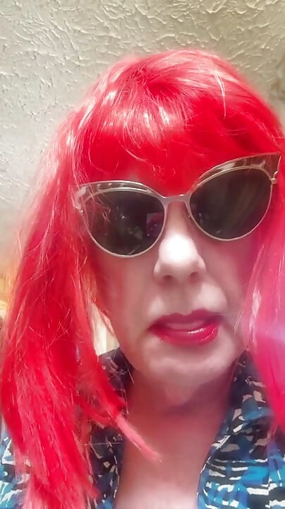SMOKING VS120 MENTHOLS IN THE BATHROOM - PINK WIG, BLACK GLOVES