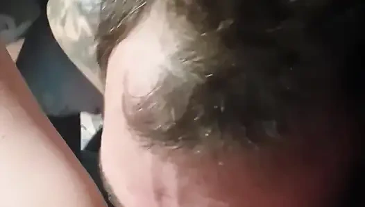 Satin-dame liebt es, wenn jrock diese muschi isst