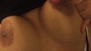 Belle baise avec une éjaculation sexy sur des seins noirs