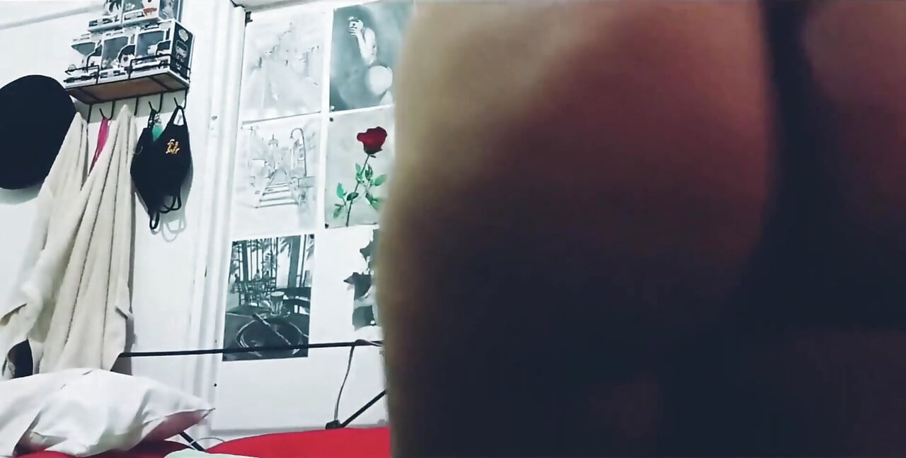 Zusammenstellung von molligem mädchen, das arsch mit tanga zeigt
