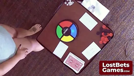 Son striptiz oyunu kaybedeni, sadece sutyenle kaldı