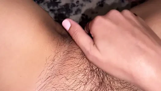 Pandangan orang pertama tentang masturbasi memek basah berbulu.