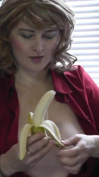 Un momento spettacolare da "Kitchen milf senza mutandine si masturba e orgasma la figa"