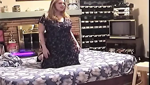 Blonde MILf bekommt hardcore im doppel auf dem bett