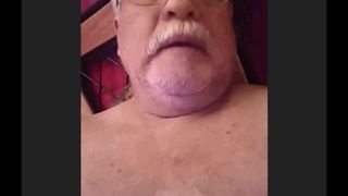 Abuelo chileno masturbándose cachondo