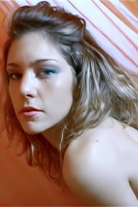 Axelle Mugler: vedetă sexy care pozează pentru niște imagini foarte fierbinți
