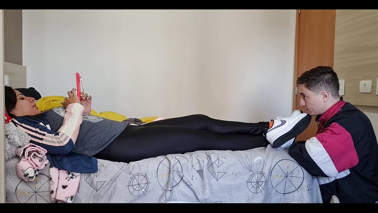 Kiffa lässt ihren cuck die gleichen schmutzigen turnschuhe putzen, die auch bei ihrem date benutzt werden