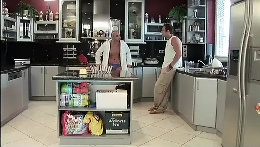 Stiefmutter Frühstückt Mit Den Schwänzen Der Stiefsöhne