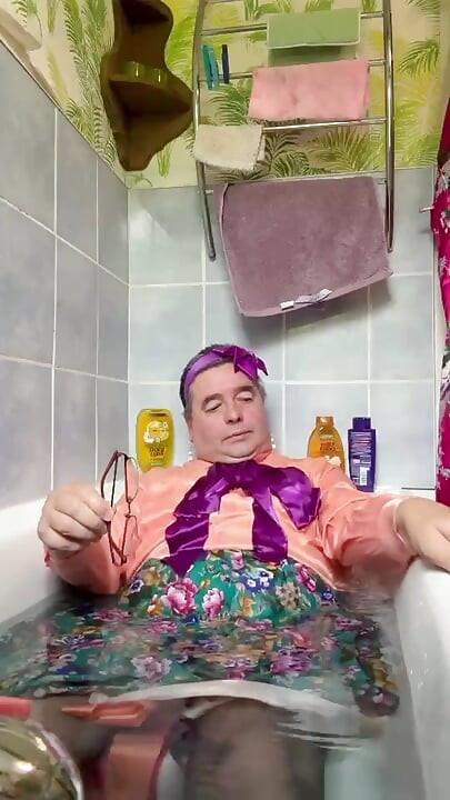 U vintage odjeći sobarice za kupanje potpuno odjevena