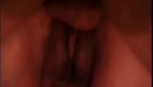 Latina-küken mit dickem hintern bekommt ihre muschi im badezimmer geleckt und gefickt