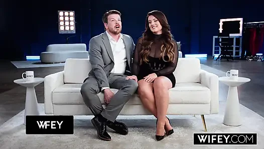 Женушка великолепная фигуристая хотвайф Lacy с завязанными глазами для лучшего сюрприза в гэнгбэнге