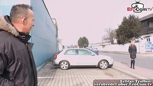 Немецкая блондинка подошла на улице и трахнула в задницу