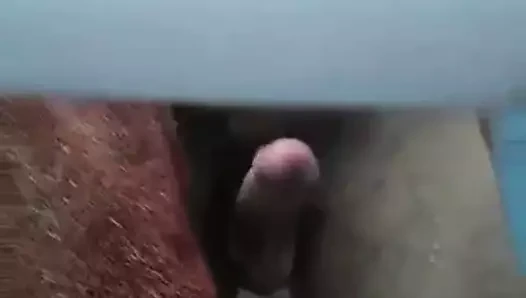 sevimli çocuk sevimli küçük horoz gösterir